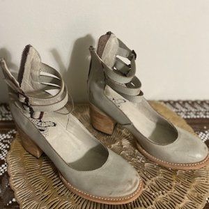 Size 7 Leather Shoe Freebird by Steven Randi